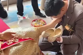 湖南一新郎亲吻新娘脚丫，一句“滂臭”笑翻全场，新娘的反应亮了图片