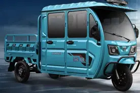 三轮篷车大战，2款新车上市，双排驾驶室设计，载人载货都适合图片