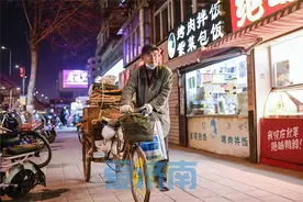 济南56岁匠人坚守修鞋摊30年！把修鞋当作非遗传承图片