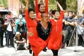 大爷大妈“尬舞”上热搜，看了视频发现尺度之大，真是“辣眼睛”图片