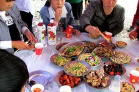 孙子结婚 奶奶从千里之外农村赶来参加婚礼 全程无一人搭理图片