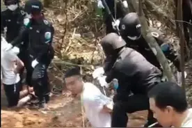 死刑犯执行特写：空中的烟和坑边的鞋图片