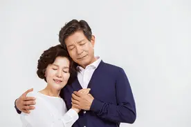 岳父在我家养老，给60万没要，被小舅子接走后，半夜哭着打来电话图片