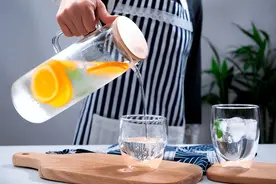 喝水原来也有技巧，多燕瘦表示，运动后别再喝白开水了图片