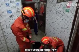 考生一家被反锁消防破门送考图片