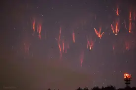 神秘的“红色精灵”在欧洲夜空中漫天飞舞，科学家：罕见图片