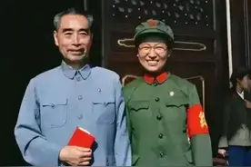 1966年，天安门城楼，李讷与伯伯周总理拍下合影留念，美好的瞬间图片