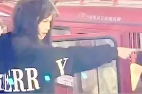 临沂打人女孩后续:66岁田园老师被网暴，她维护的疑是公司合伙人图片