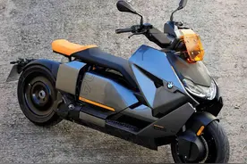 宝马电动摩托CE04，水冷电机最大42马力，支持快充极速140km图片