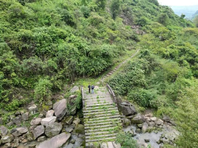 綦江永新石灰沟古道，至今保持原始风貌，太平桥背后故事悲壮感人