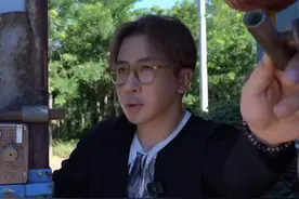 刘谦与网红大秀漂浮术！自嘲事业遇低谷需帮助，脸部僵硬模样大变图片