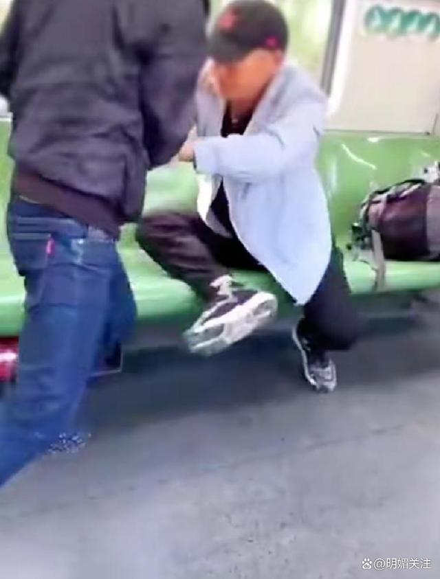 危险！上海地铁男子手持刀具与人发生肢体冲突，客服回应令人不满