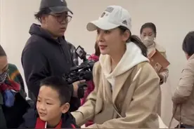 狂飙程程带娃罕露面！儿子单眼皮神似爸爸黄海波，一家挤朴素住宅图片