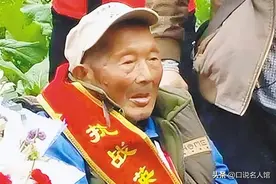 台湾美女替父回大陆寻亲，谁料在老家见一88岁老人，身份惹人落泪图片