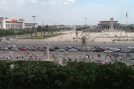 徒步第一天 天安门 静看物价与时俱进 老爷爷向孙女讲青春奋斗的故事图片