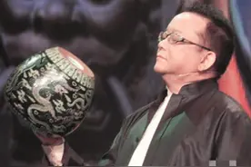 王刚澄清9年前“误砸2亿文物”：砸的是赝品，之前同情对方才没说图片