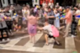 女子泼水节遭众男子围着泼水撕扯雨衣，朋友发声：借泼水的名义耍流氓，她很无奈，瞬间就不想玩了图片