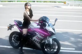 街拍黑色短裤机车美女图片