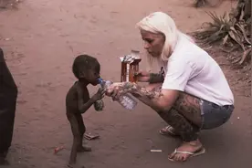 7年前，那个瘦骨嶙峋的3岁非洲小孩，被白人美女收养后过得如何？图片