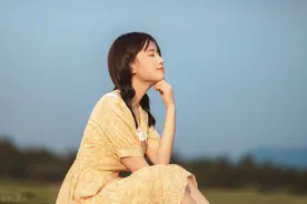故事：暗恋男神在沙发醉倒，我偷摸对他搂搂抱抱，却不知他是装的图片