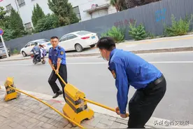 西安一立交桥下，广场舞大妈私设阻车装置“圈地”跳舞图片