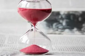 儿子嫌弃母亲不守妇道，儿子弃之不顾，母亲：我无怨无悔图片