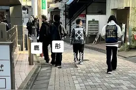 关晓彤鹿晗再合体，高调穿情侣装超般配，女方皮衣抢镜是鹿晗的图片