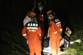 视频 | 男子到山中耍水不料迷路走虚脱 消防员深夜抬他出山图片