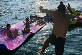 吴耀汉儿子海边嗨玩！头发花白显沧桑，4名性感美女作陪大玩跳水图片