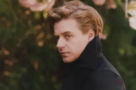 英国男星杰克·劳登时尚写真大片，金发男神风度翩翩图片