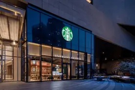 失态的星巴克，送了瑞幸一份大礼包图片