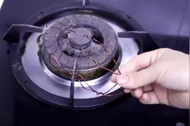 燃气灶上放一段铜线，作用太厉害，10个家庭9个需要！图片