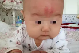 1岁孩子睡觉从床上摔下来了，父母没在意，发现时已经救不回来了图片