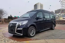 进口奔驰7座高顶V250商务车，天窗、电视、航空座椅、沙发床齐了图片