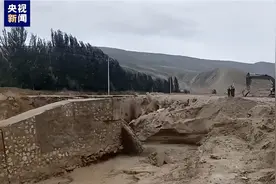 国道219线突发泥石流 武警紧急抢险救援图片