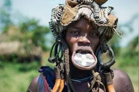 非洲神秘部落“盘唇族”，10岁少女在没有麻醉下切开下嘴唇装盘子图片