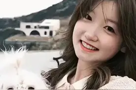 孙颖莎罕见穿黑色高跟鞋亮相，搭配咖色短裤，大背头造型很难不爱图片