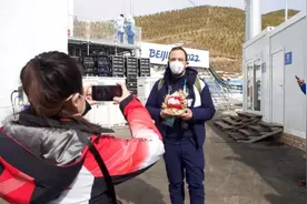 吃着糖葫芦，看着“雪容融”，外国友人直呼：这里像家一样温暖图片