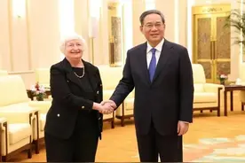 说最狠的话，鞠最虔诚的躬，岁月给的一头银发，不是沧桑而是奸诈图片