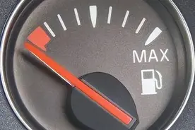 油箱亮灯，到底还能跑多远？这里有小妙招！图片