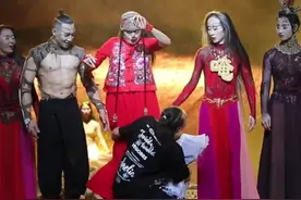63岁杨丽萍舞台上被猛男送花，遭男子恶意扑倒现场一片混乱图片