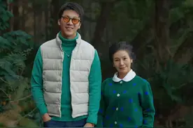 65岁阿姨才不扮嫩，和1米9儿子穿亲子装出游太惊艳，我也不怕老了图片