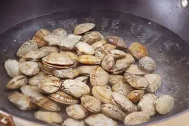 洗蛤蜊别再用盐水泡了!学会这招，沙子吐得又快又干净，好吃美味图片