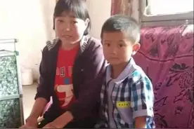 云南男孩6岁起照顾残疾父母，帮妈妈打针、伺候大小便:最怕失去她图片