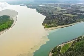 泾渭分明” ：两水交汇的奇妙风景图片