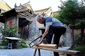 郑州7旬老人拒绝1亿补偿，坚持不拆4亩老宅，专家：万万拆不得图片