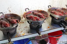 江苏大叔在村中做酱鸭，每天焖煮3大锅，食客开车30公里来排队买图片