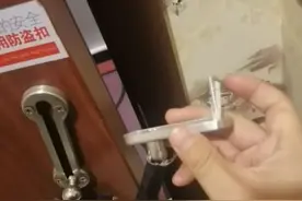 男子吐槽酒店门锁形同虚设，商家：锁不上他敢睡觉？图片