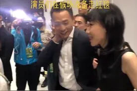 张译任素汐后台聊天曝光，信息量大揭华表奖内幕，男方尴尬挠脑袋图片