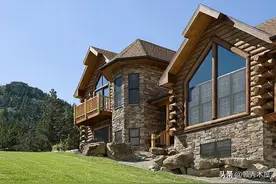 回老家建房就原木最直接加工，配上生活就是原汁原味的豪华木别墅图片